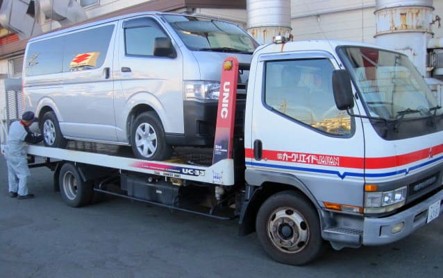 レッカー車で運ばれる車