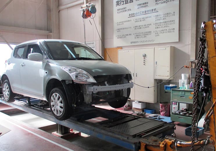 フロント部を外された車